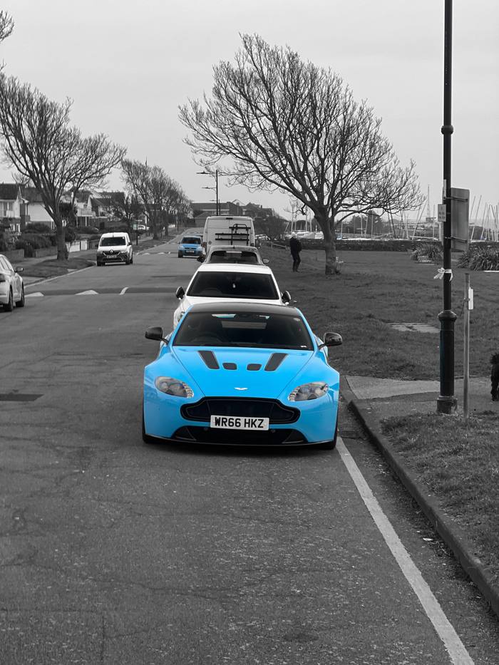 Standing · Aston Martin V12 Vantage